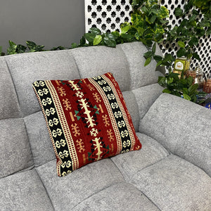 Arabischer Kissenbezug mit roten Berbermotiven