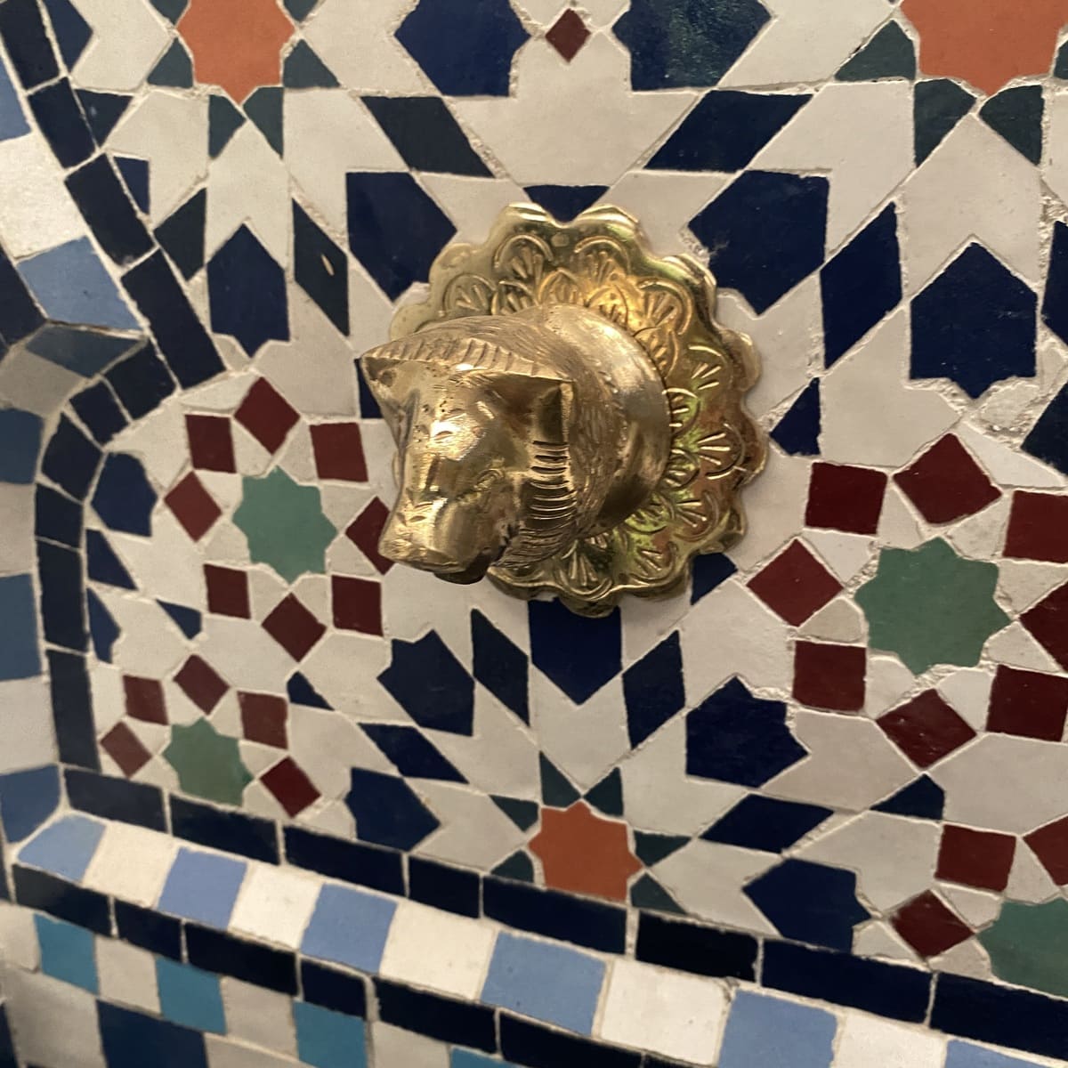 Mehrfarbiger, handgeschnitzter arabischer Brunnen aus Fliesen, 90 x 50 cm