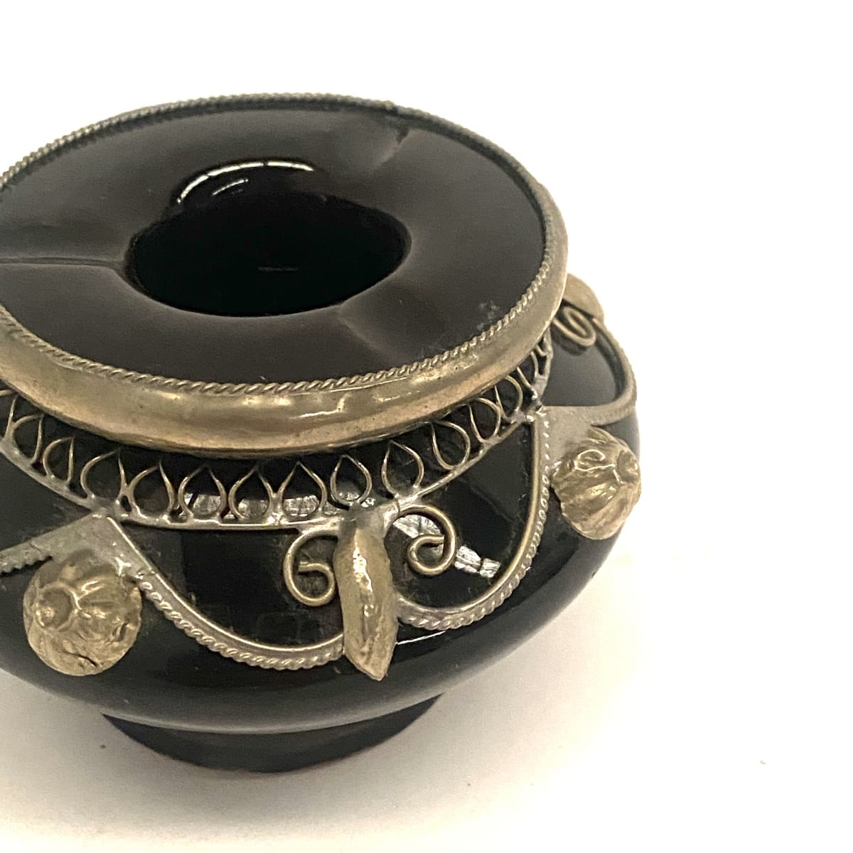 Marokkanischer Aschenbecher aus Keramik mit Neusilber