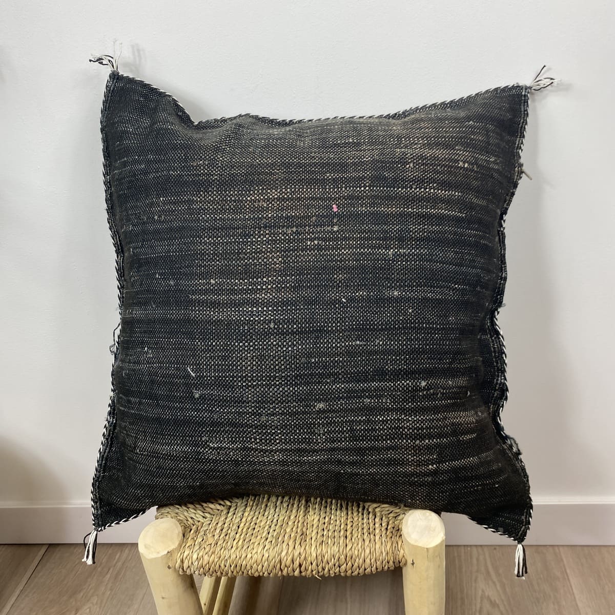 cojín seda de cactus negro espalda